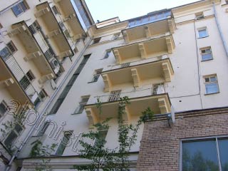 Еще одна фотография трех балконных плит после аварийного ремонта. Наши альпинисты оштукатурили и покрасили балконы 8-ми этажного здания.