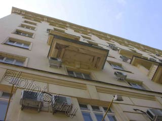 Это фотография балкона с другой стороны фасадной части, вы видите облезшую краску, а по всей поверхности плиты трещины.