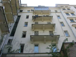 Применяя технику промышленного альпинизма, наши специалисты отремонтировали три балконные плиты на фасаде во внутреннем дворе. Бухтящую штукатурку отбили, заштукатурили, расшили и зашпатлевали трещины, загрунтовали и покрасили плиты балконов.