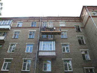 На данном объекте для ремонта балконных плит, которые начали сильно разрушаться, нами было принято решение, что целесообразнее будет использовать строительную люльку.