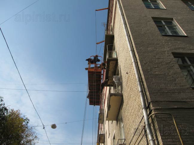 наши специалисты оштукатуривают нижнюю часть балконной плиты