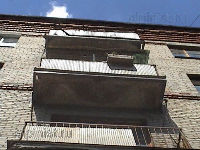 Бетонная основа балконных плит разрушилась и осыпалась, остался только металлический каркас alpinist.ru.