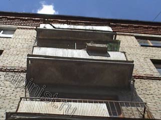 Еще одна фотография балконов, посмотрите, в каком состоянии они сейчас находятся, бетонное основание балконных плит разрушилось, остался только металлический каркас.
