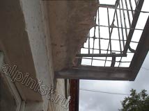 А этот балкон, казалось бы, ничего не спасет, разрушен практически до основания, остался один только металлический каркас и арматура.