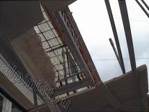 На данном фото видно, что мы установили секцию строительных лесов по стояку балконов, начиная с самого разрушенного балкона на последнем этаже, наши специалисты начнут восстанавливать плиты балконов.