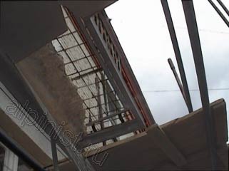 На данной фотографии видно, что мы установили секцию строительных лесов по стояку балконов, начиная с самого разрушенного балкона на последнем этаже, наши специалисты начнут восстанавливать плиты балконов.