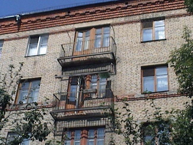 фотография двух верхних балконов, бетон основания плит полностью порушен и высыпался