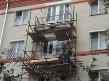 Для восстановления балконных плит наши специалисты монтируют опалубку по периметру балконной плиты из досок, после чего мы будем заливать в нее бетонный раствор со специальными восстанавливающими присадками.