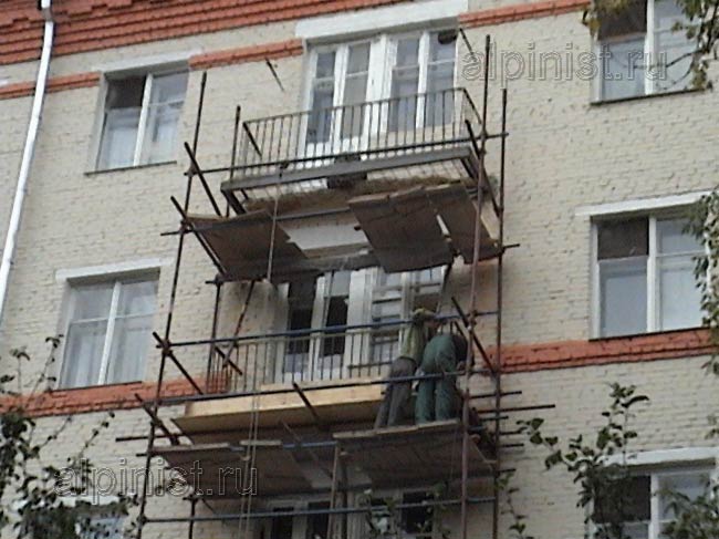  специалисты монтируют опалубку по периметру балконной плиты, мы будем заливать в нее бетонный раствор