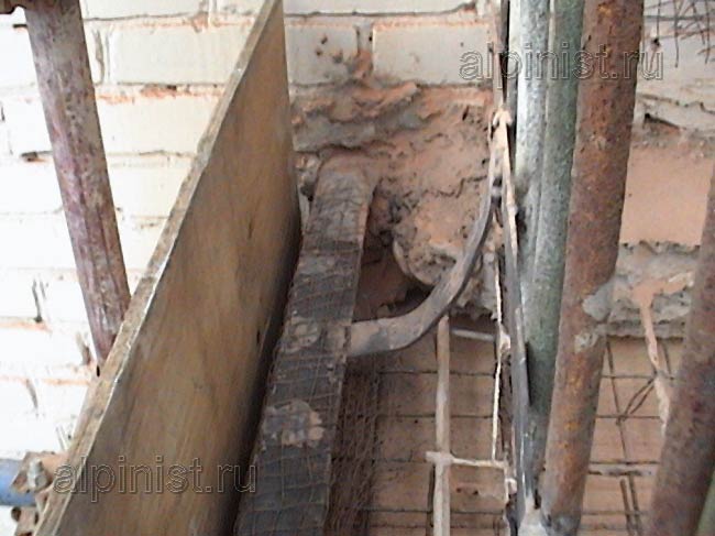  специалисты закрепили к нижней и боковым частям балконной плиты листы фанеры, которые станут опалубкой