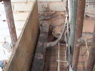 На этой фотографии видно, как наши специалисты закрепили к нижней и боковым частям балконной плиты листы фанеры, которые станут опалубкой. После этого мы будем заливать туда бетонный раствор со специальными присадками.