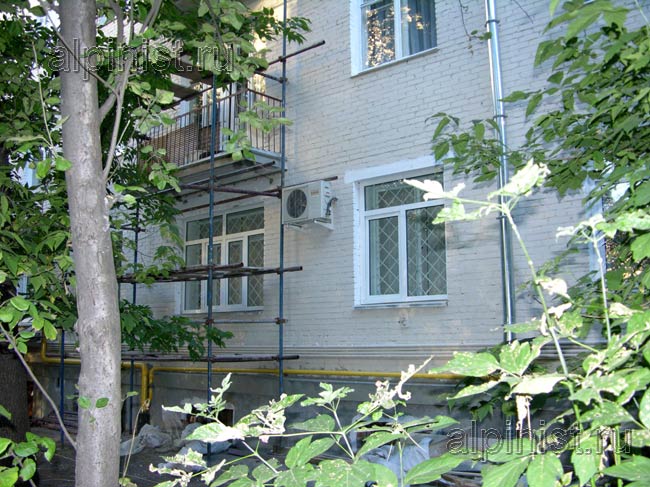 по стояку балконов установлены строительные леса, с помощью которых наши специалисты реконструируют и укрепляют балконные плиты
