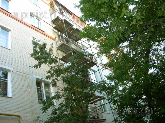 по стояку аварийных балконов установлены строительные леса, с которых ведутся ремонтные работы по реконструкции и ремонту  балконных плит