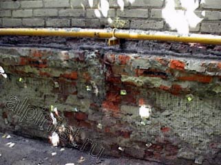 Наши специалисты зачистили кирпичную стену от старого раствора и рассыпающегося кирпича в кладке, и набили специальную сетку для штукатурных работ.
