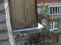 После восстановления балконных плит наши специалисты установили на каждый балкон оцинкованные отливы, которые предотвращают проникновение воды в основание плиты балкона.