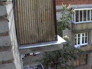 После восстановления балконных плит наши специалисты установили на каждый балкон оцинкованные отливы, которые предотвращают проникновение воды в основание плиты балкона.