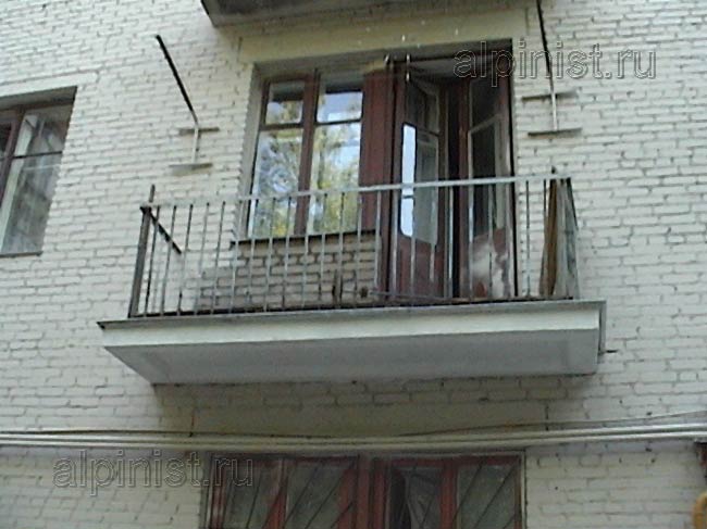 часть фасада после проведения ремонтных работ, видно, что поверхность фасада окрашена, а балконные плиты восстановлены