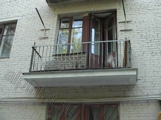 На данной фотографии показана часть  фасада после проведения ремонтных работ, видно, что поверхность фасада окрашена, а балконные плиты восстановлены.