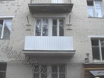 После проведения ремонтно-восстановительных работ на балконных плитах наши специалисты установили балконные ограждения из оцинкованного профлиста.