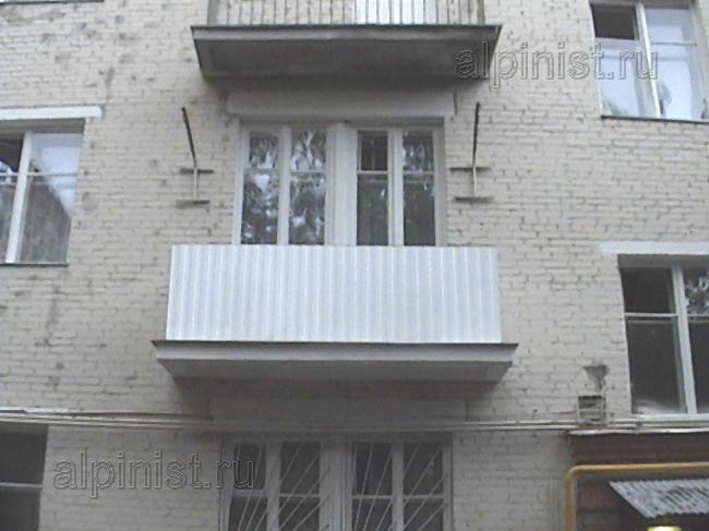 наши специалисты установили балконные ограждения из окрашенного профлиста