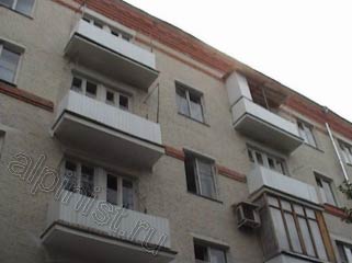 На этой фотографии видно, как стал выглядеть фасад здания после ремонта, все балконные плиты восстановлены, на плиты балконов установлены отливы и смонтированы ограждения из профлиста.
