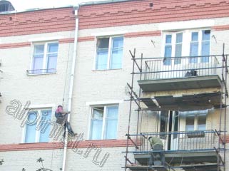 На этой фотографии видно, что большая часть ремонтно-строительных работ завершена, наши специалисты восстановили балконные плиты, покрасили поверхность фасада, и провели монтаж водосточных труб.