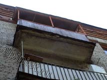 Это фото одного из балконов на 5-ти этажном жилом доме, в котором мы проводили фасадные работы. Видно, что балконная плита по периметру начала разрушаться, углы уже практически отвалились.