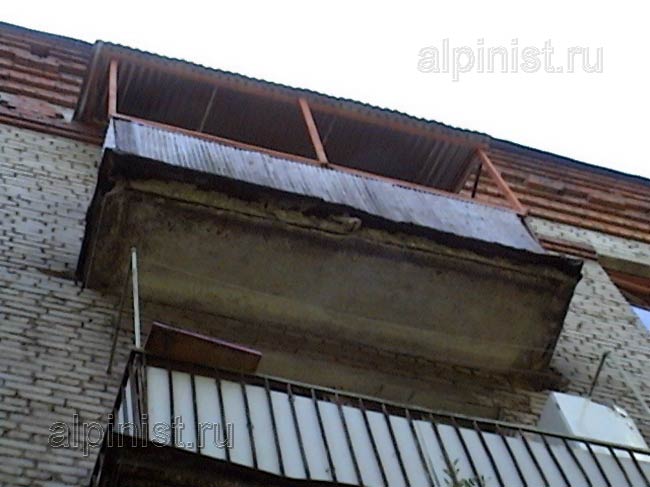 видно, что балконная плита по периметру начала разрушаться, углы уже практически обрушились