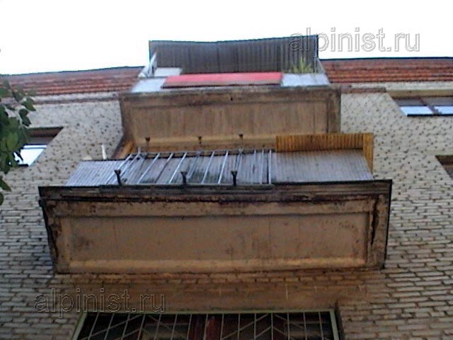 плита балкона в нижней части разрушилась до такой степени, что уже виден металлический каркас