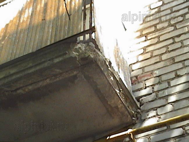 хорошо видно состояние балкона,  нижняя и боковые части балконной плиты сильно разломались