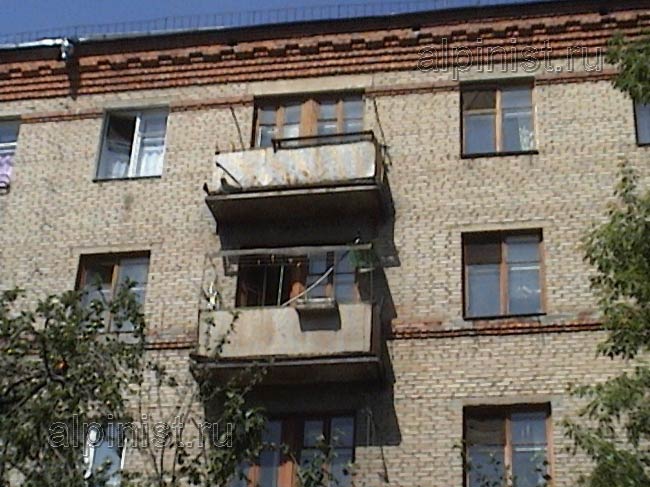 балконные плиты размываются, водосток с левой стороны отсутствует, краска с поверхности фасада облезла