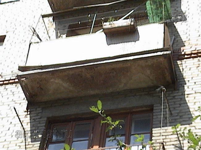 балкон де-факто рассыпался, по периметру балконной плиты остался только металлический каркас