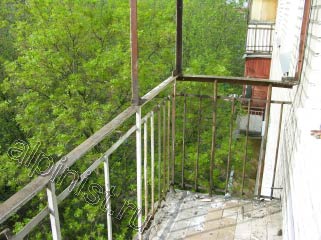 На фотографии показан балкон, на котором мы уже демонтировали оконные рамы со стеклами и балконные ограждения, закрепленные снаружи