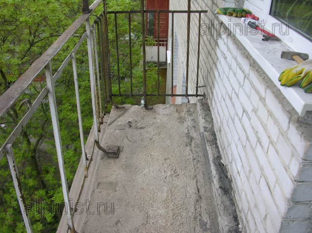мы отбили все покрытие пола до балконной плиты, убрали строительный мусор и подготовили плиту балкона к устройству новой стяжки