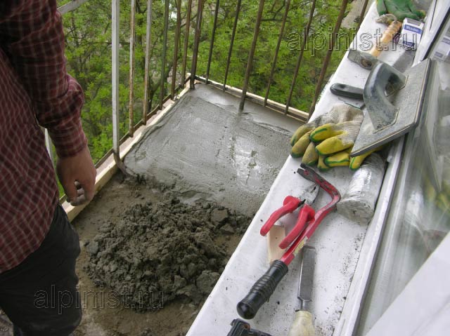 небольшой участок стяжки на балконном полу специальным бетонным раствором