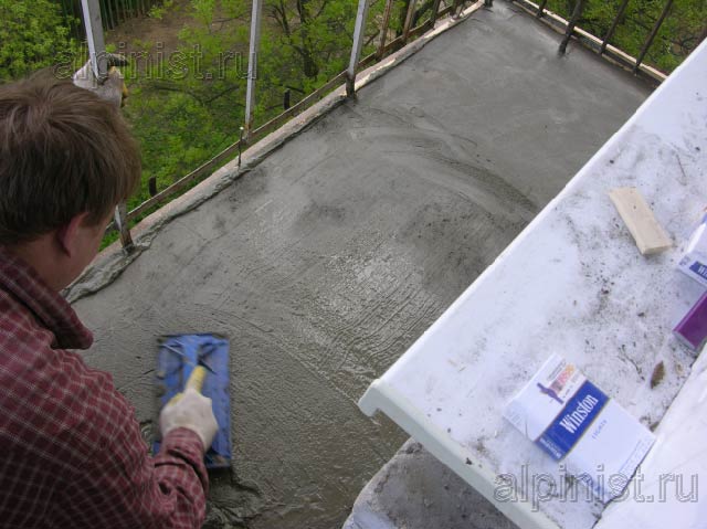 на большей части балконной плиты наш специалист провел устройство новой стяжки