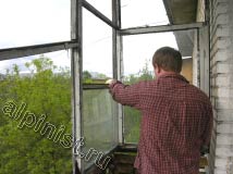 Практически все рамы балкона демонтированы, остался один угол, сейчас наш мастер освобождает  там стекла, убирая гвозди пассатижами