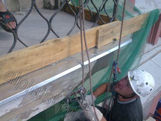 Применяя технику промышленного альпинизма, наши специалисты проводят ремонт балконной плиты, в данный момент наш мастер штукатурит угол плиты специальным раствором для восстановления бетона.