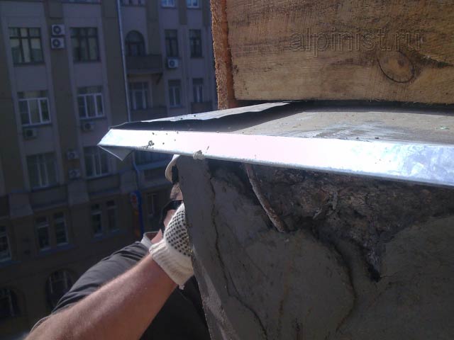 В настоящее время мастер нашей компании штукатурит разрушенный угол балконной плиты специальной смесью для восстановлении бетона, с применением техники промышленного альпинизма.