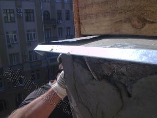 В настоящее время мастер нашей компании штукатурит разрушенный угол балконной плиты специальной смесью для восстановлении бетона, с применением техники промышленного альпинизма.