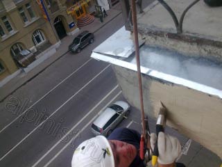 Еще одно преимущество смеси которую мы использовали для ремонта балконной плиты, в том что сохнет раствор очень быстро и является также шпаклевкой, и уже через 4 часа такую поверхность можно красить.