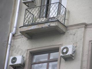 На данной фотографии второй балкон, он менее разрушен чем первый, но из-за протечек, краска с балконной плиты отслаивается и шелушиться, и по боковой части балконной плиты идут трещины.