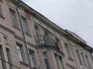 Балкон последнего этажа был промазан мастикой, архитектурные формы местами были разрушены, видны разрушения карниза и отсутствие некоторых элементов лепнины.