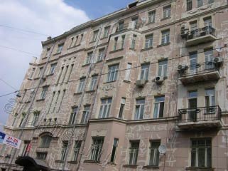 Фасад на ул. Спиридоновка практически готов к грунтовке и покраске, все трещины на фасаде расшиты и зашпатлеваны, плиты балконов отремонтированы, смыта вся пыль и грязь с фасада.