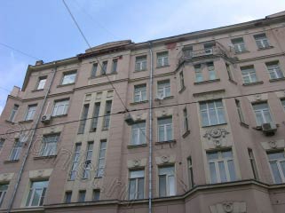Так выглядел фасад на ул. Спиридоновка перед ремонтом, над подъездом разрушенный козырек, бухтящая штукатурка по всему фасаду, разрушающийся балкон, промазанный мастикой на последнем этаже, местами отвалившаяся лепнина.