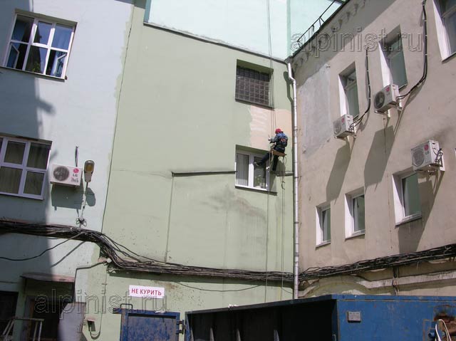 Большую часть фасада мы ремонтировали с помощью люльки, а на небольшой части фасада справа проводили фасадные работы, применяя технику промышленного альпинизма.