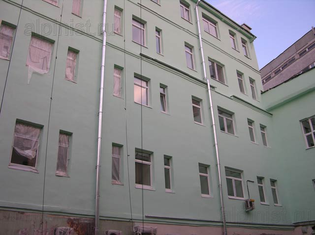 На данной фотографии показан фасад, который, кроме первого этажа, мы покрасили в два слоя колерованной краской, применяя для подъема строительную люльку.