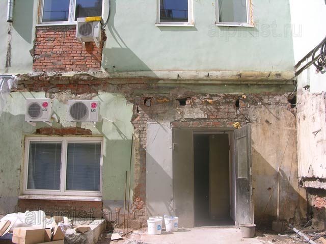 На фотографиях показано, как выглядел фасад до начала его косметического ремонта, большая часть откосов была сильно разрушена, а сама штукатурка бухтела.