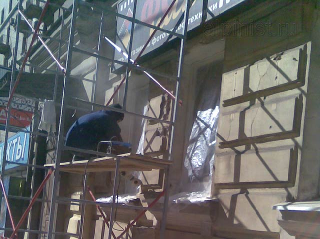 Сейчас наш специалист клеит пленку на окна и на рекламную конструкцию с использованием малярного скотча.