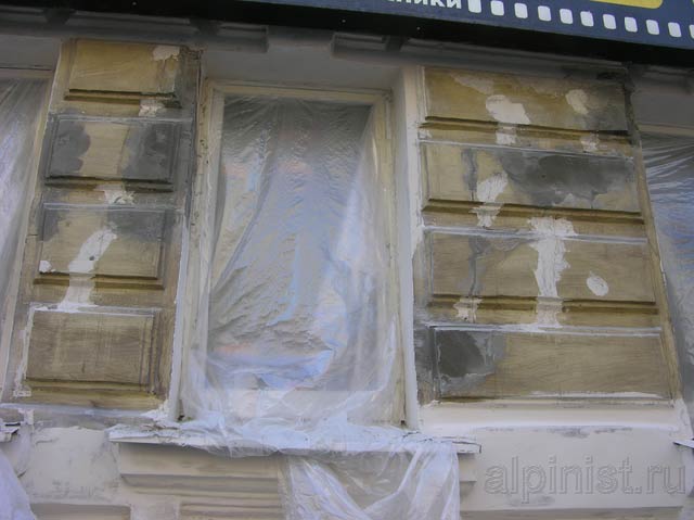 Сейчас показана оштукатуренная часть фасада, разрушенные архитектурные элементы восстановлены, нижняя часть зашпаклевана.